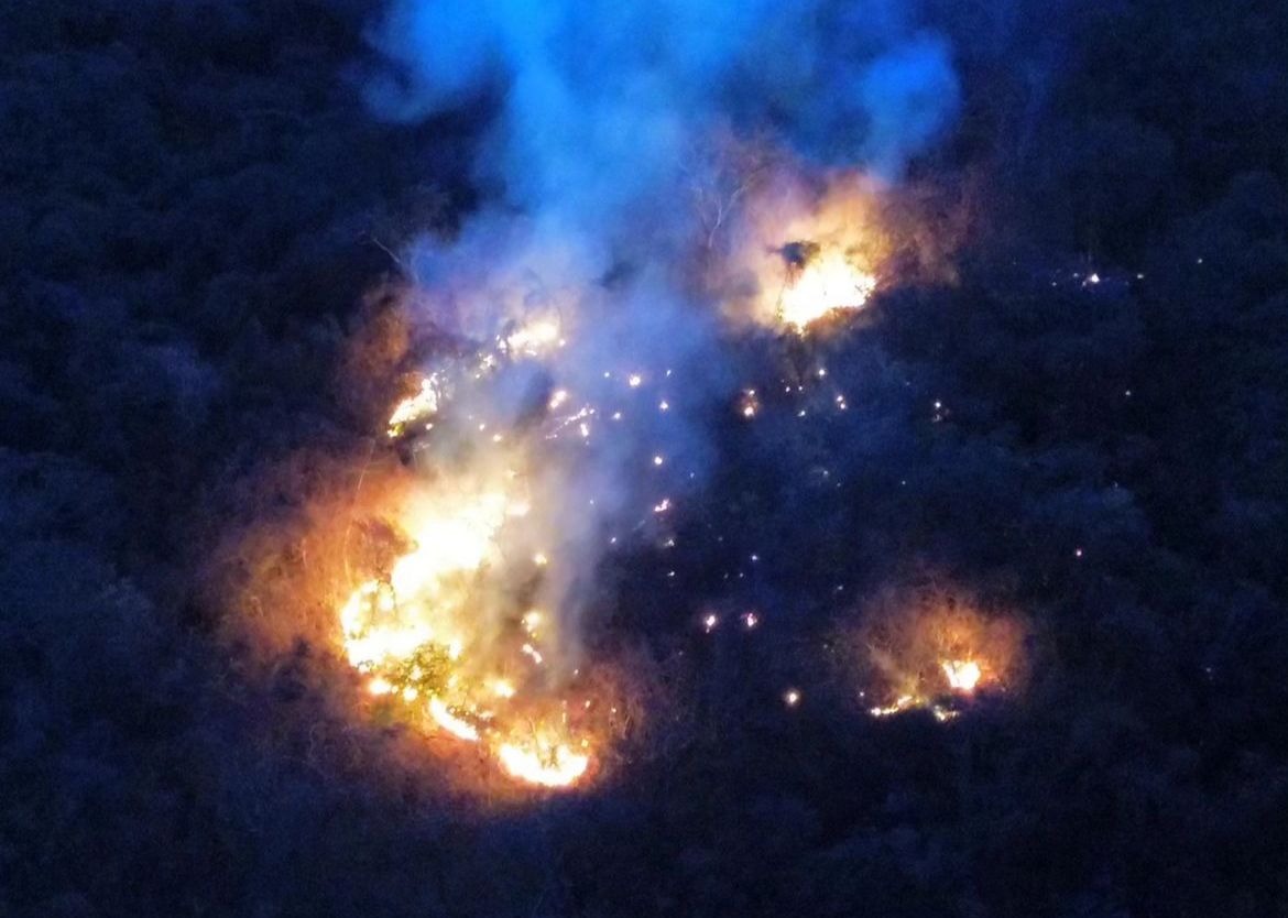 Bombeiros combatem incêndio na Serra do Lima, em Patu