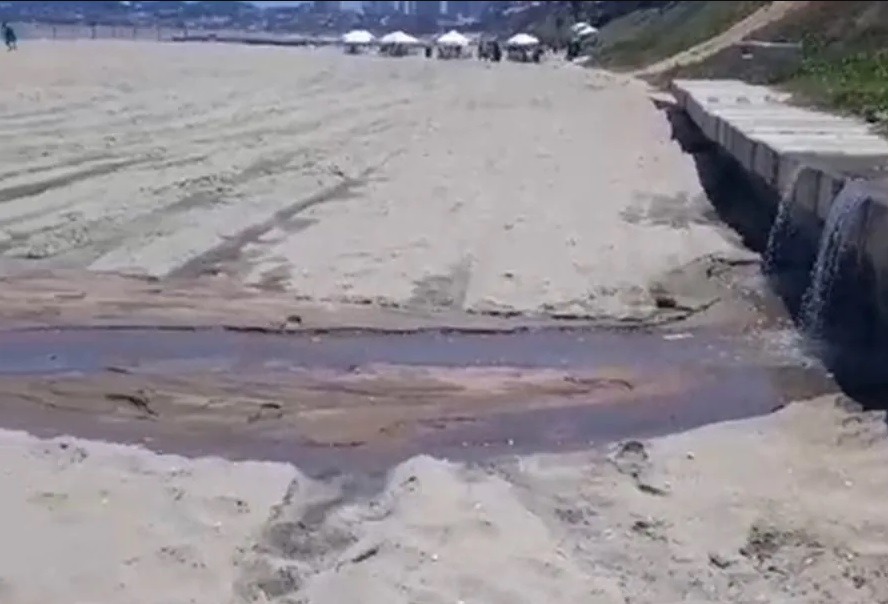 Semurb autua Caern por lançamento de esgoto na praia de Ponta Negra