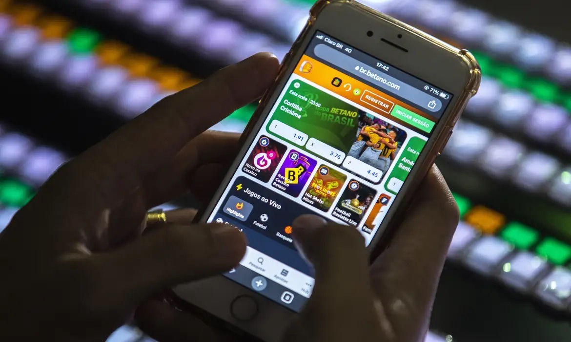Brasileiros perderam até R$ 36 bilhões com bets e podem tirar 0,3% do PIB, diz Santander