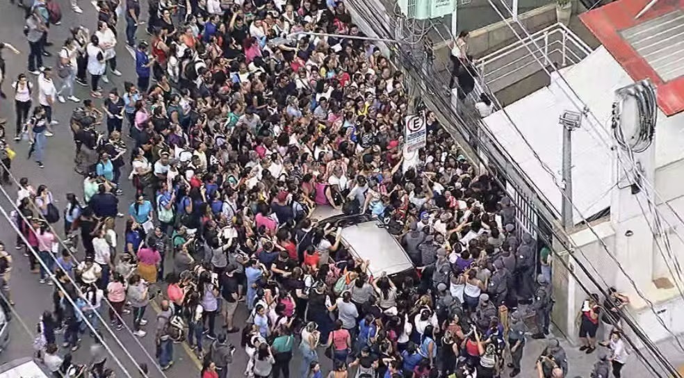 Trabalhadores enfrentam fila gigante para deixar de pagar contribuição sindical em SP