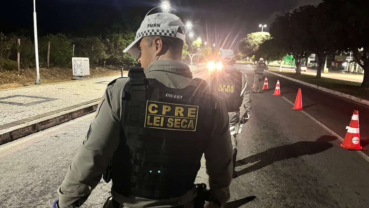 Mulher é presa após recusar fazer teste de alcoolemia em blitz na Zona Sul de Natal