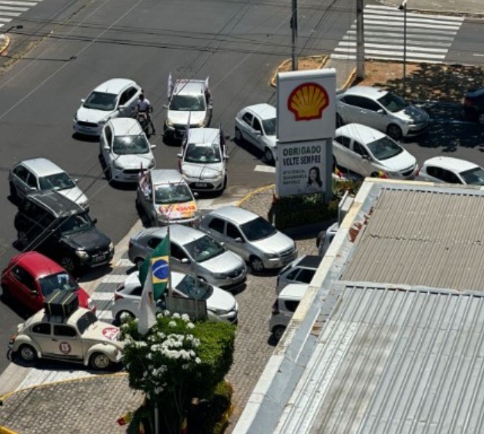 VÍDEO: Veículos com adesivos de Natália fecham cruzamento para abastecer em posto de gasolina