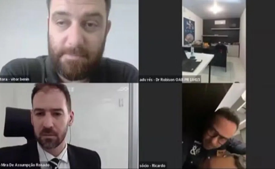 VÍDEO: Réu se esconde embaixo de mesa durante audiência virtual, mas é descoberto por juiz