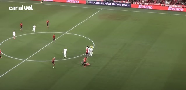 VÍDEO: Atacante do Cruzeiro é expulso por lance aos 3 segundos contra o Athletico; assista