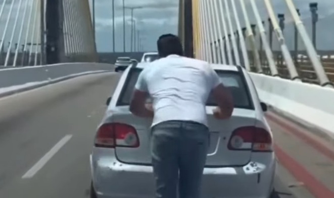 VÍDEO: Styvenson é flagrado empurrando carro na ponte Newton Navarro