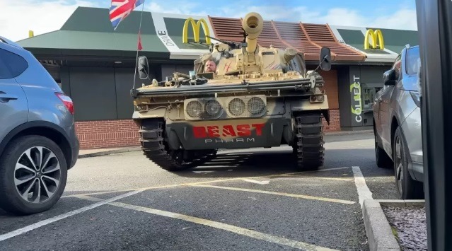 Homem usa tanque de guerra para pedir lanche no McDonald's
