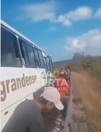 VÍDEO: Ônibus que seguia em direção à Pipa pega fogo na BR-101; assista