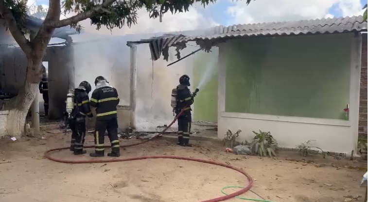 Bombeiros combatem incêndio após vazamento de gás em Parnamirim