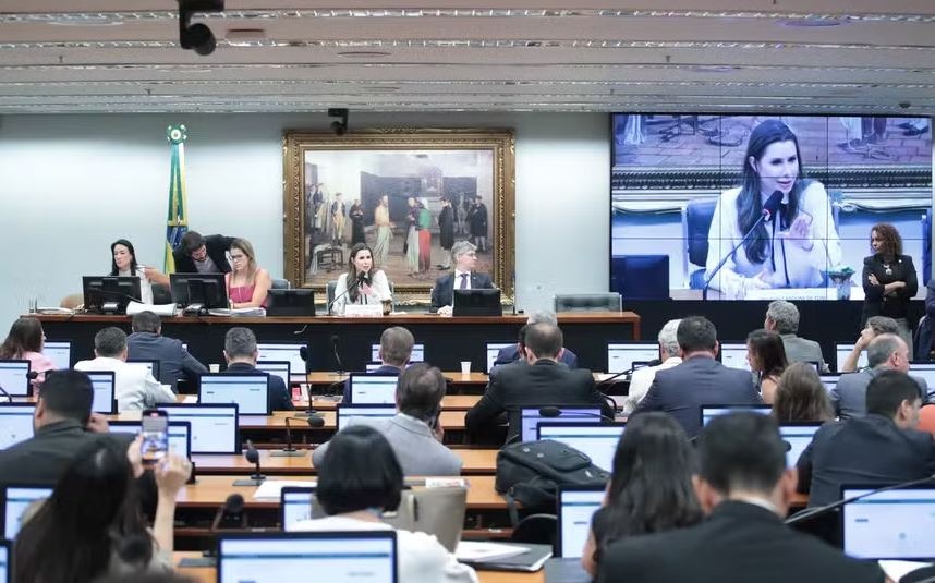 CCJ da Câmara aprova versão final de texto que limita julgamentos do STF