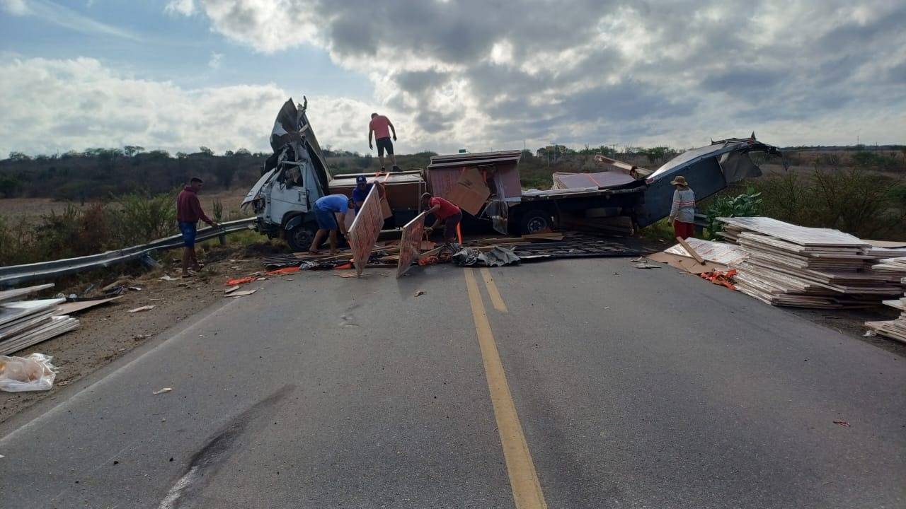 Caminhão tomba e bloqueia trecho da BR-226, no RN