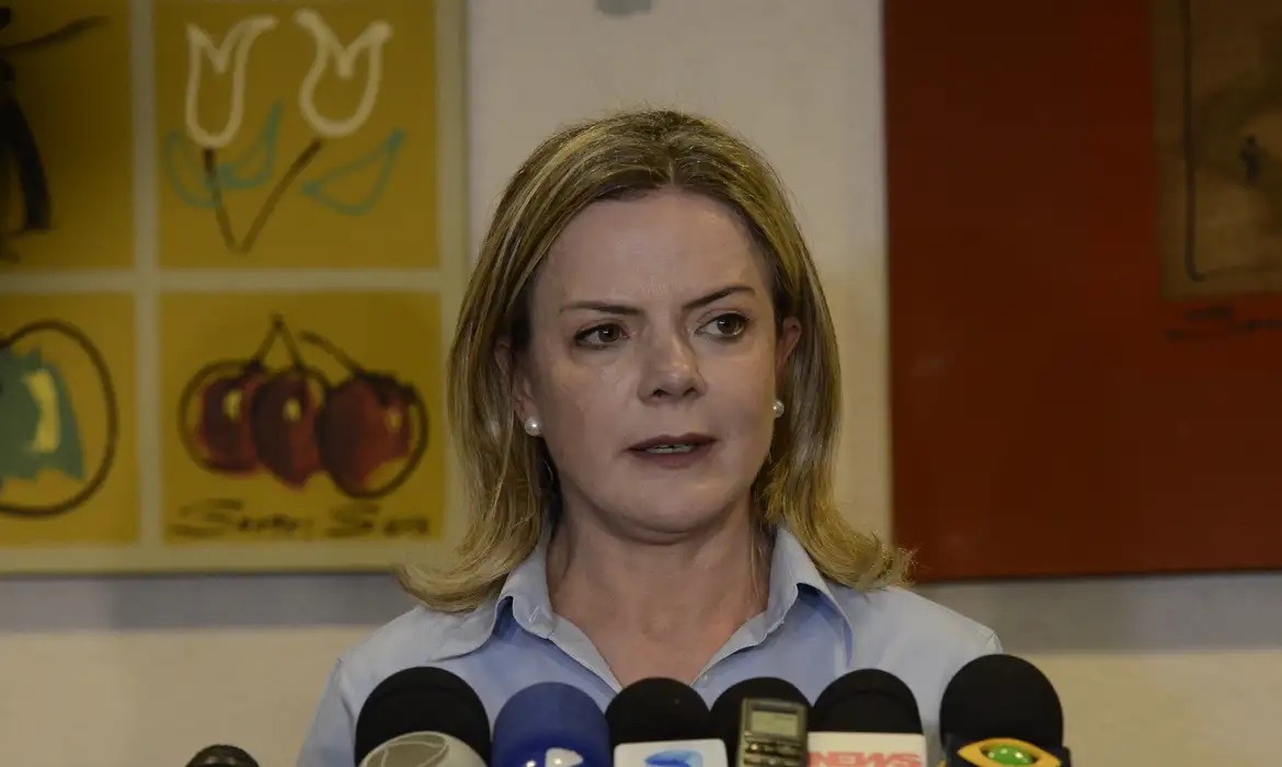 Gleisi Hoffmann diz que esquerda “vai continuar sendo massacrada” se não regular redes sociais; assista