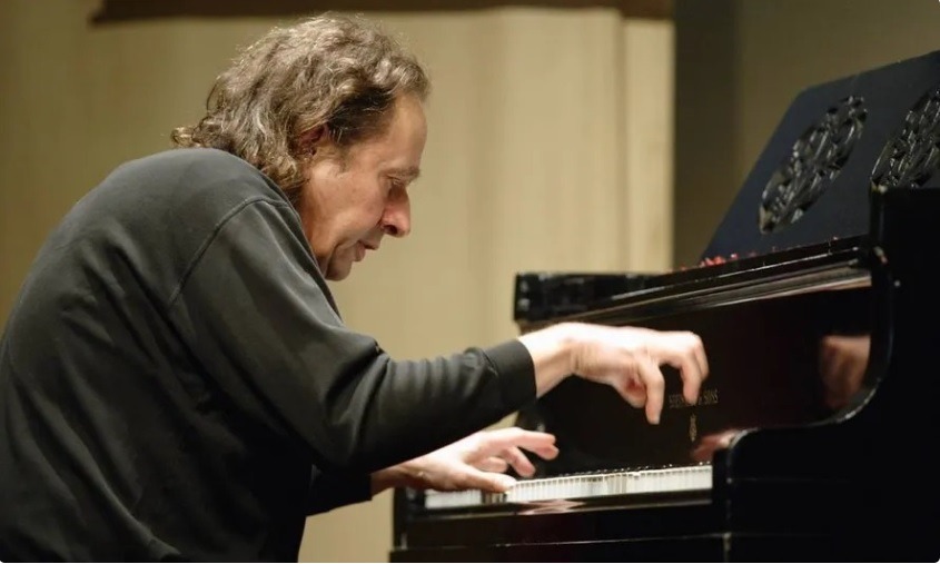 Morre pianista brasileiro, um dos maiores músicos da história