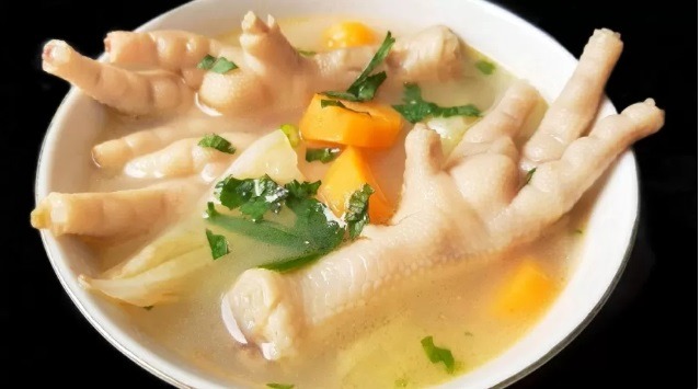 Pé de galinha é saudável? 7 benefícios desse alimento comum na roça