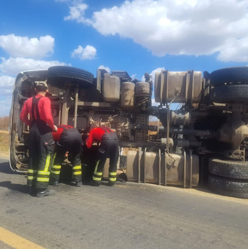 Corpo de Bombeiros realiza contenção de óleo após capotamento de carreta na BR-405, em Apodi