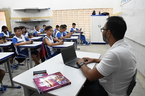 Edital prevê 710 vagas em concurso público para professor da rede pública municipal