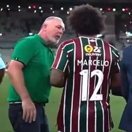 VÍDEO: Mano se irrita com Marcelo e muda alteração antes de Flu levar empate do Grêmio; ASSISTA