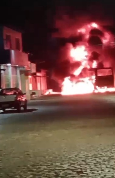 VÍDEO: Fogo de ônibus incendiados em Felipe Camarão quase atinge residência; ASSISTA