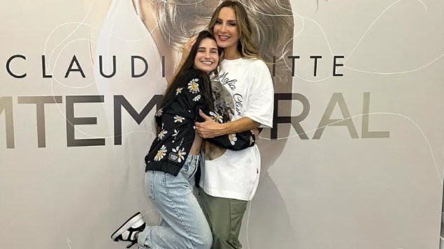 Claudia Leitte lamenta morte de bailarina aos 21 anos: 'Não me recompus'