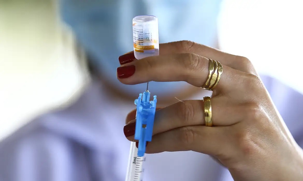 Ministério da Saúde deixa vacinas vencerem e incinera 10,9 milhões de doses em 2024