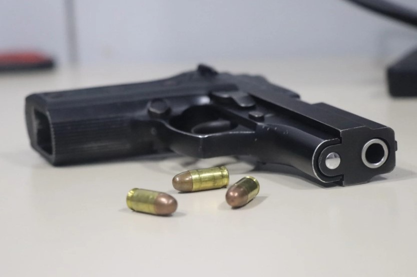 Criança vítima de tiro acidental pegou arma no quarto da mãe policial