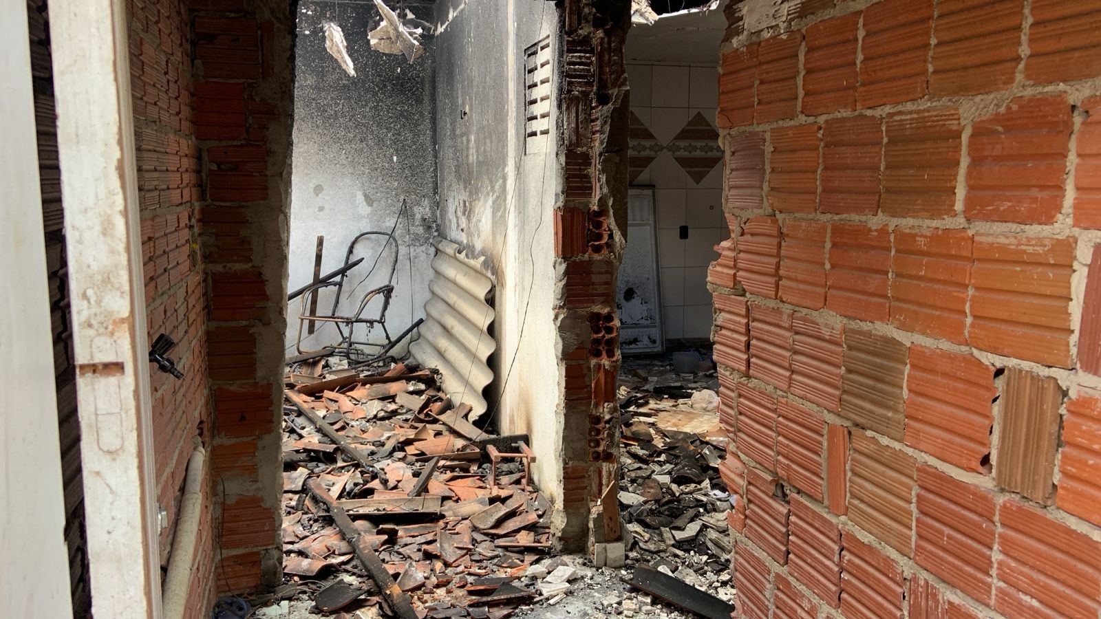 Casa de suspeito de assassinato é incendiada por populares na Grande Natal