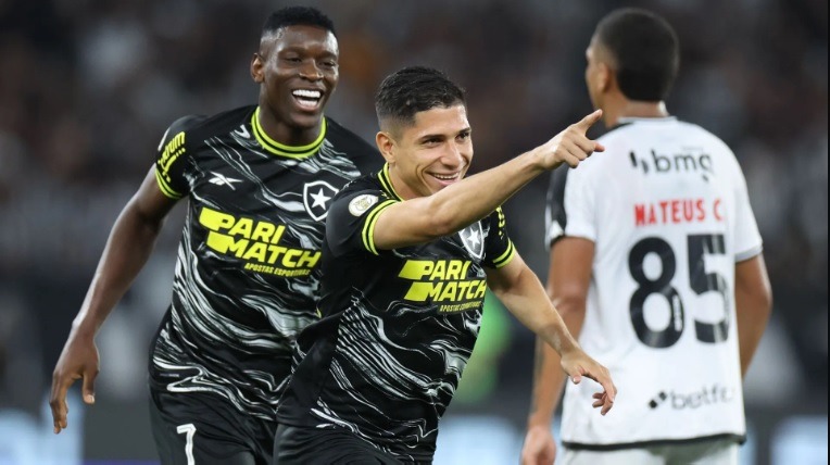 Botafogo vence Vasco e abre distância do Palmeiras na briga pelo título; veja os gols