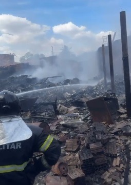 Corpo de Bombeiros combate incêndio em galpão de recicláveis em João Câmara