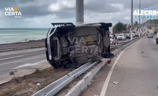 VÍDEO: Motorista perde controle e veículo capota na Via Costeira