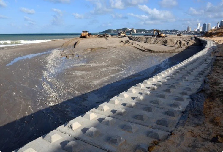 Obra de engorda da praia de Ponta Negra chega a 35% de execução
