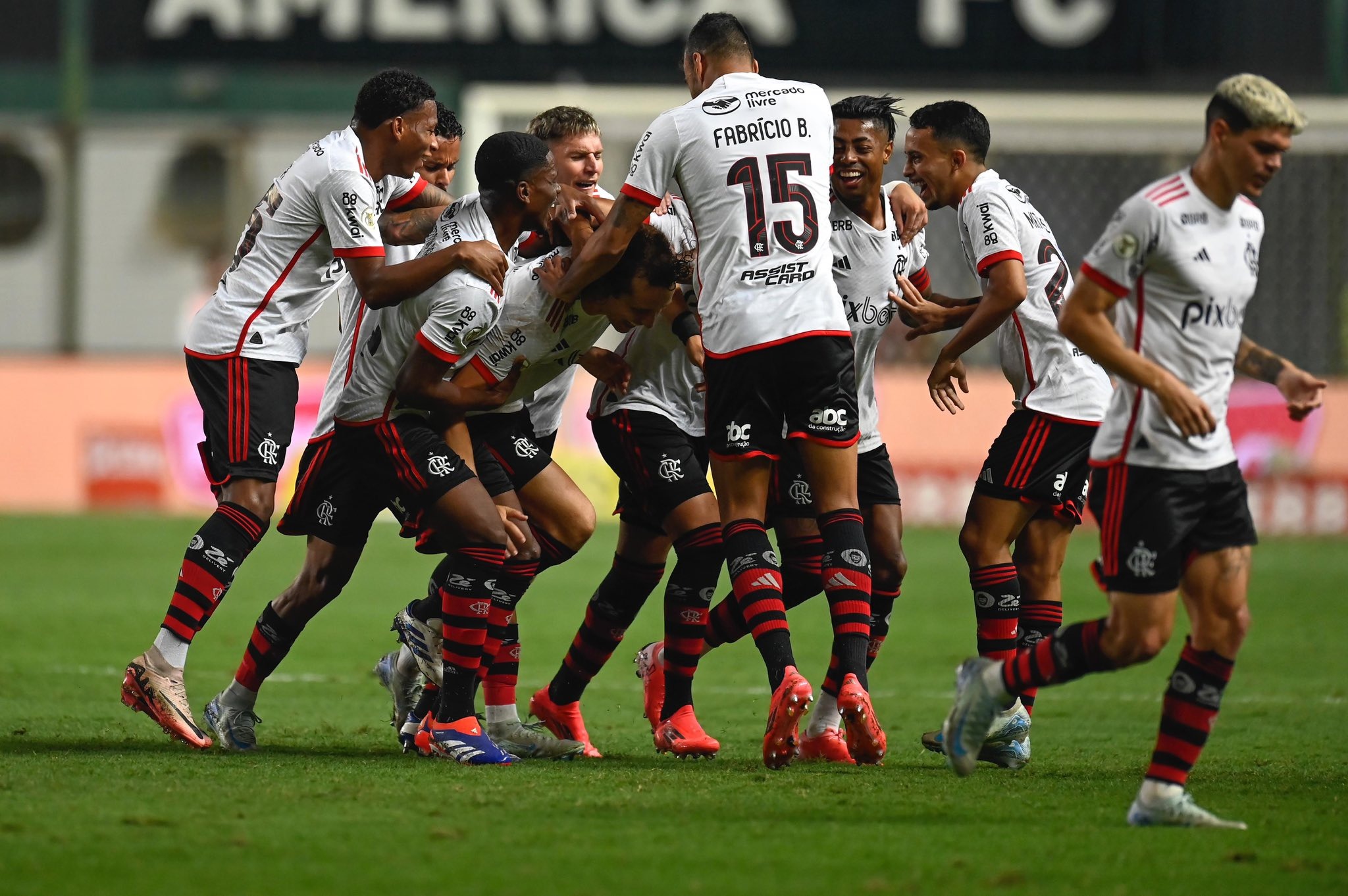David Luiz decide, Flamengo vence Cruzeiro e se mantém no G4 antes da final; veja lances