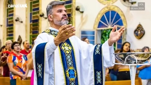 Padre é afastado após vazarem fotos íntimas com selfies e expondo genitais