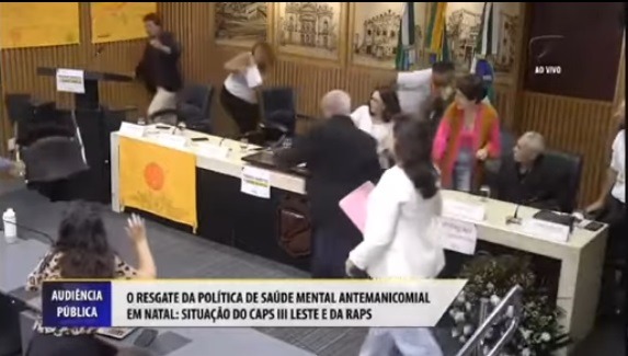 VÍDEO: Mulher tenta agredir presidente do Conselho Municipal da Saúde na Câmara de Natal
