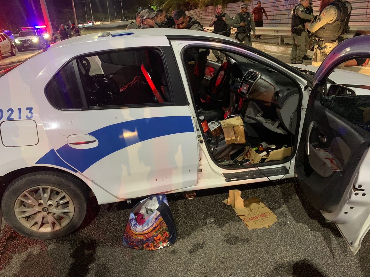 VÍDEO: Assaltantes trocam tiros com policiais na Via Costeira e causam acidente com veículo roubado; uma mulher foi baleada