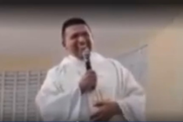 VÍDEO: Padre tem crise de riso ao anunciar prêmio inusitado de bingo da paróquia e viraliza