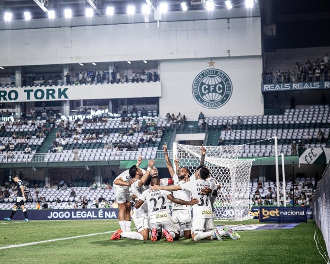 Santos vence o Coritiba com golaço, põe fim ao pesadelo e volta à Série A