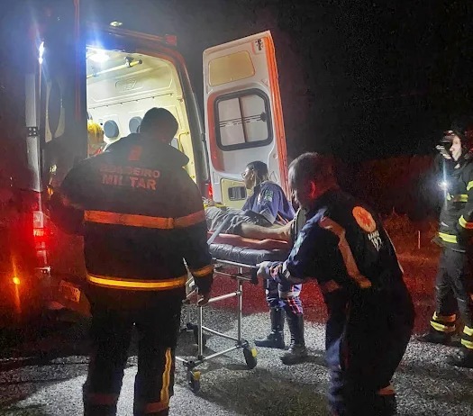Bombeiros resgatam vítima após colisão com animal na RN-118