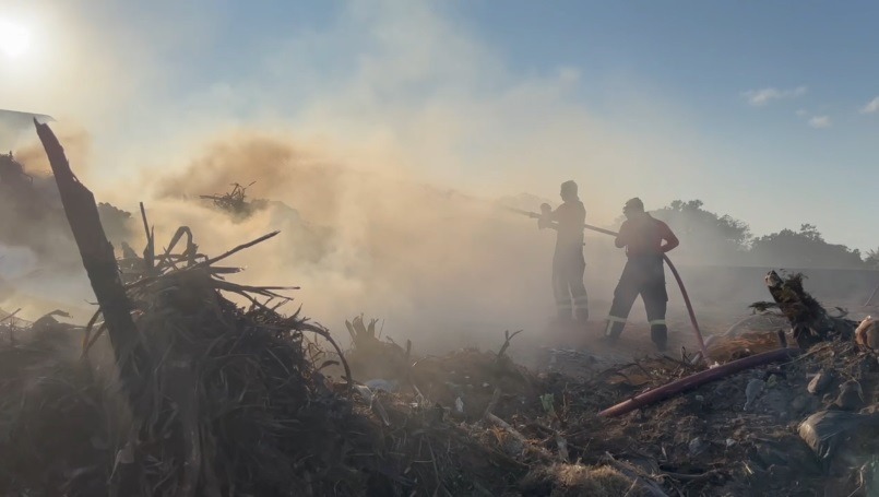 Bombeiros combatem incêndios em terrenos baldios na Zona Norte de Natal e em São Gonçalo do Amarante