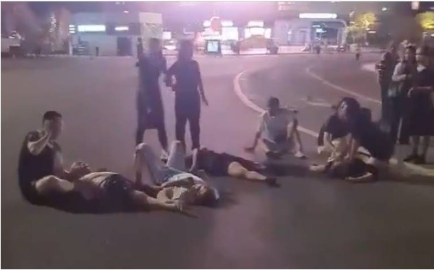 Insatisfeito com divórcio, homem invade centro esportivo, atropela e mata 35 pessoas