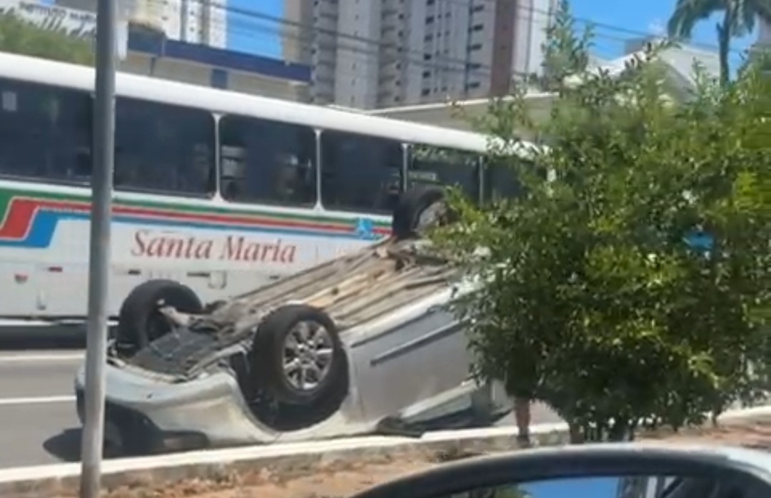 Carro capota em frente a colégio tradicional de Natal; assista