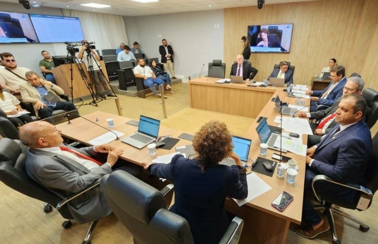 CCJ aprova projeto que trata do aumento do ICMS e alterações no IPVA