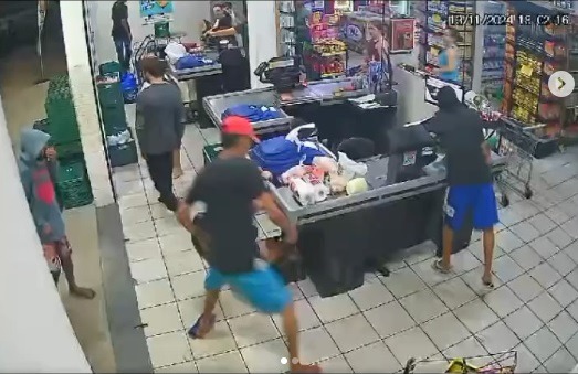 VÍDEO: Criminosos invadem mercado e fazem arrastão em Currais Novos