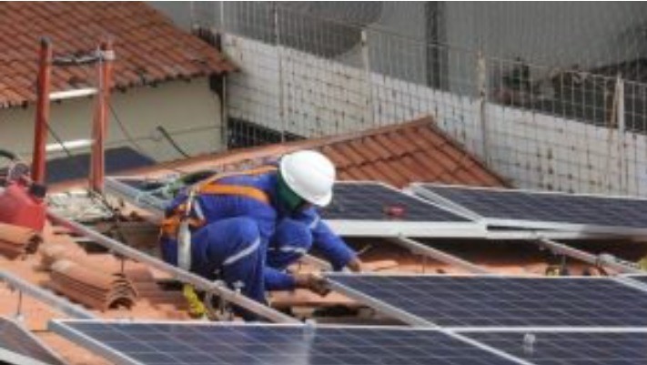 Governo sobe de 9,6% para 25% imposto sobre painéis solares