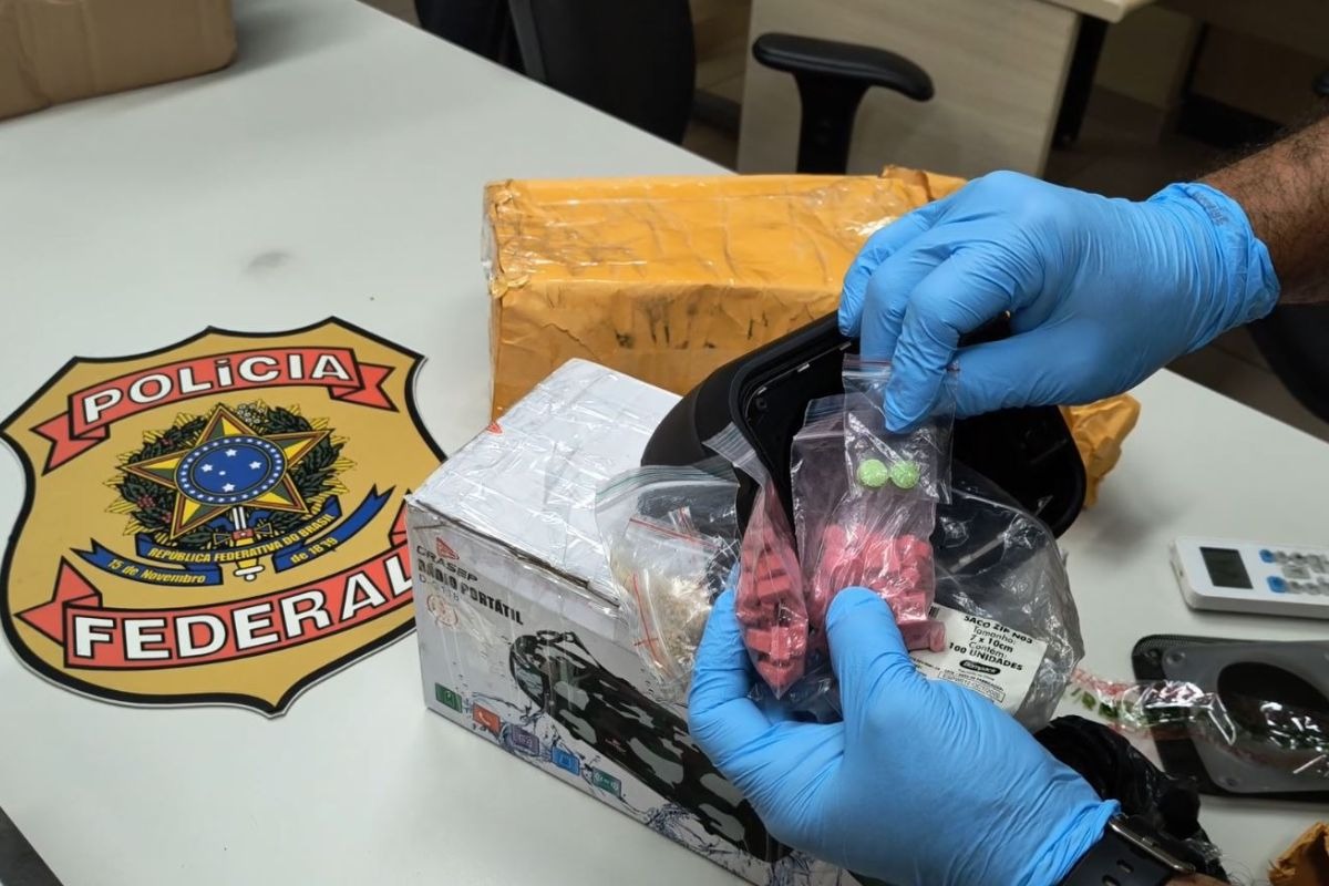Polícia intercepta encomendas com drogas e R$ 5 mil em notas falsificadas em Natal