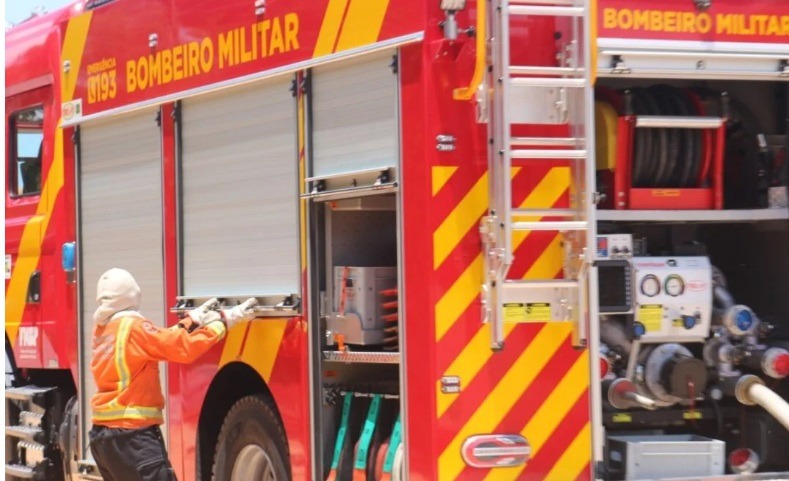 Bombeiros combatem incêndios em terrenos baldios em Caicó