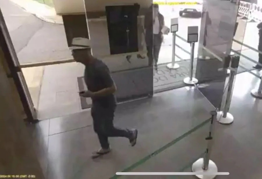 Câmeras de segurança mostram autor de atentado entrando na Câmara; assista