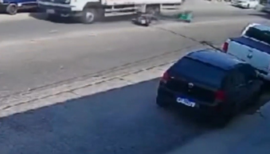 Motociclista enrosca pescoço em fio pendurado, cai da moto e quase é atropelado por caminhão em Mossoró; assista