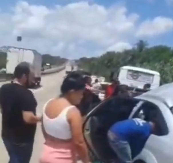 Duas pessoas morrem após acidente envolvendo caminhão guincho e outros dois veículos na BR-101