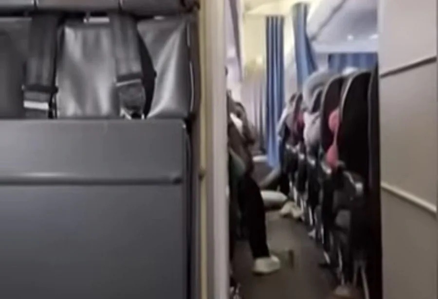 Forte turbulência assusta passageiros e muda rota de voo que ia para Miami; assista