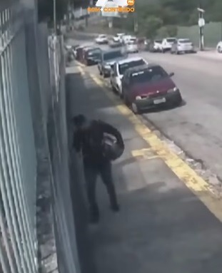 VÍDEO: Bandidos trocam tiros com a PM no bairro de Candelária