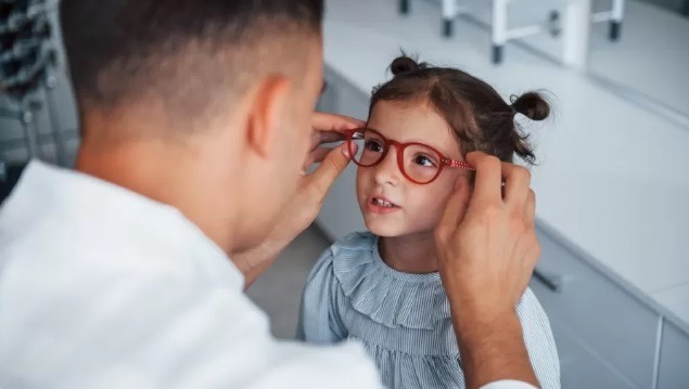 Casos de miopia saltam entre crianças e adolescentes; dá para prevenir?